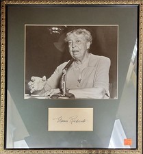 Eleanor Roosevelt / AUTOGRAPH WITH PHOTOGRAPH Signed