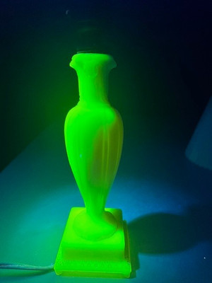 Vintage Aladdin Lamp Co. made this G21 Alacite Boudoir Lamp Glows- Read!