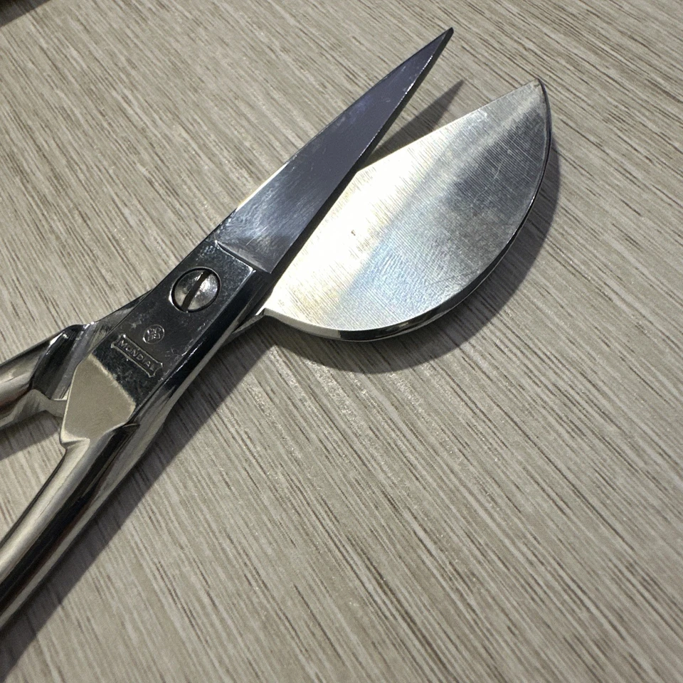 Mundial 585 Signature Series 6" Duckbill Appliqué Lace Scissors Made in Italy - Image 2 of 3