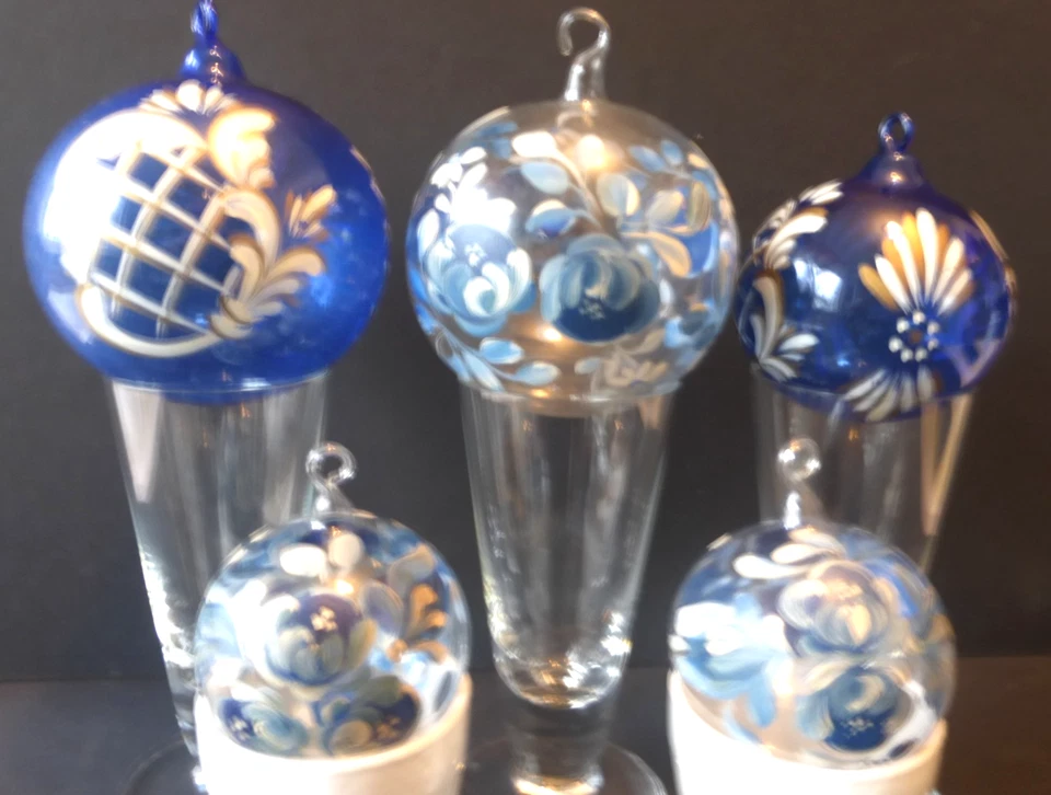 Glaskugeln Blau/ Weiß m. Aufhänger, 5 Stck: 2x 6,5cm ,2x 4,5cm. 1 x 5,5cm gebr.