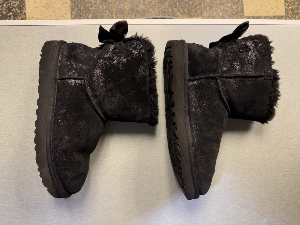 UGG Mini Bailey Bow Brillo Gamuza Metálica Superior Negro Satinado Lazo Para Mujer Foto 3 de 4