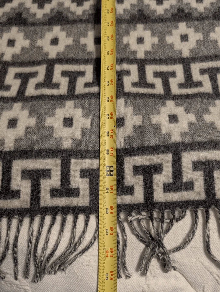 Manta de lana de alpaca Tumi 51 pulgadas x 62 en gris tiro suroeste azteca flecos Perú Foto 4 de 4