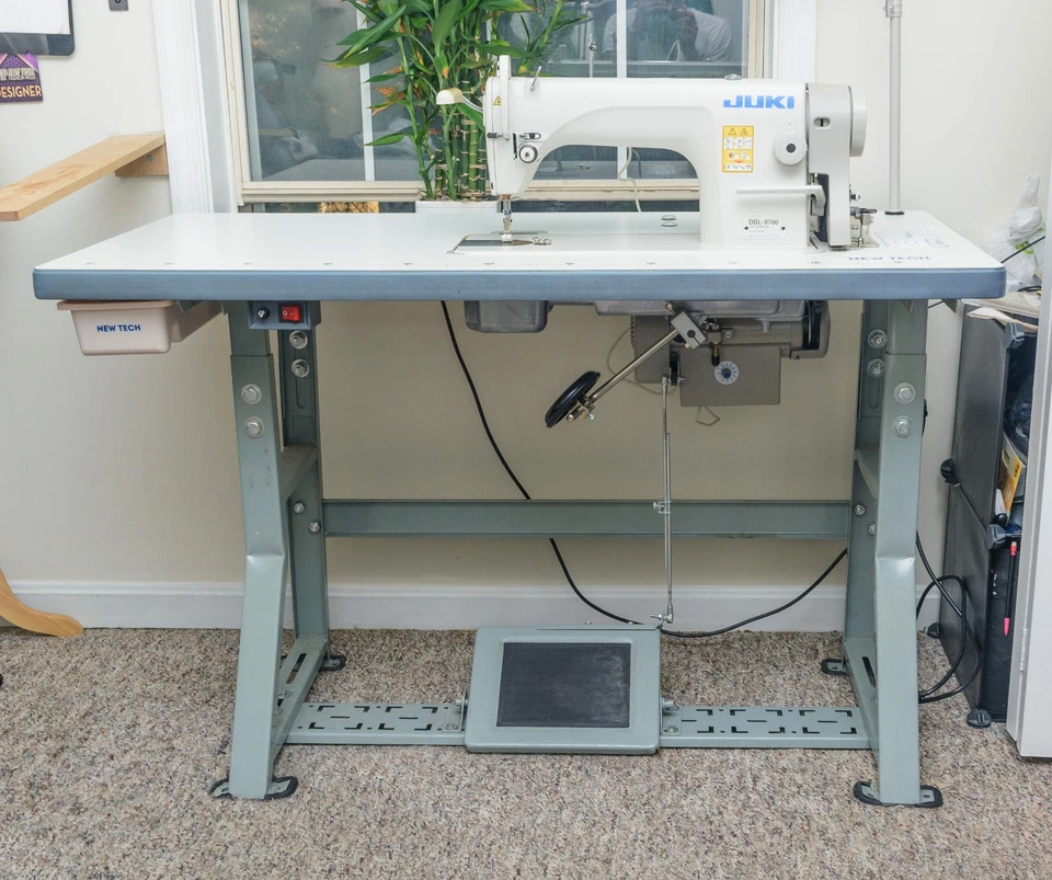Máquina de coser industrial JUKI DDL-8700 con mesa + servomotor + accesorios Foto 2 de 4