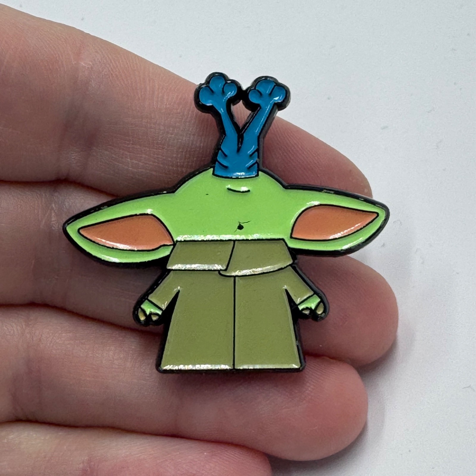 Star Wars The Mandalorian Grogu Baby Yoda Eating Frog Series Lapel Pin