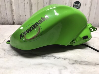【絶版品】ZX-10R 04  燃料タンク 絶版品】ZX-10R 04 燃料タンク - メルカリ