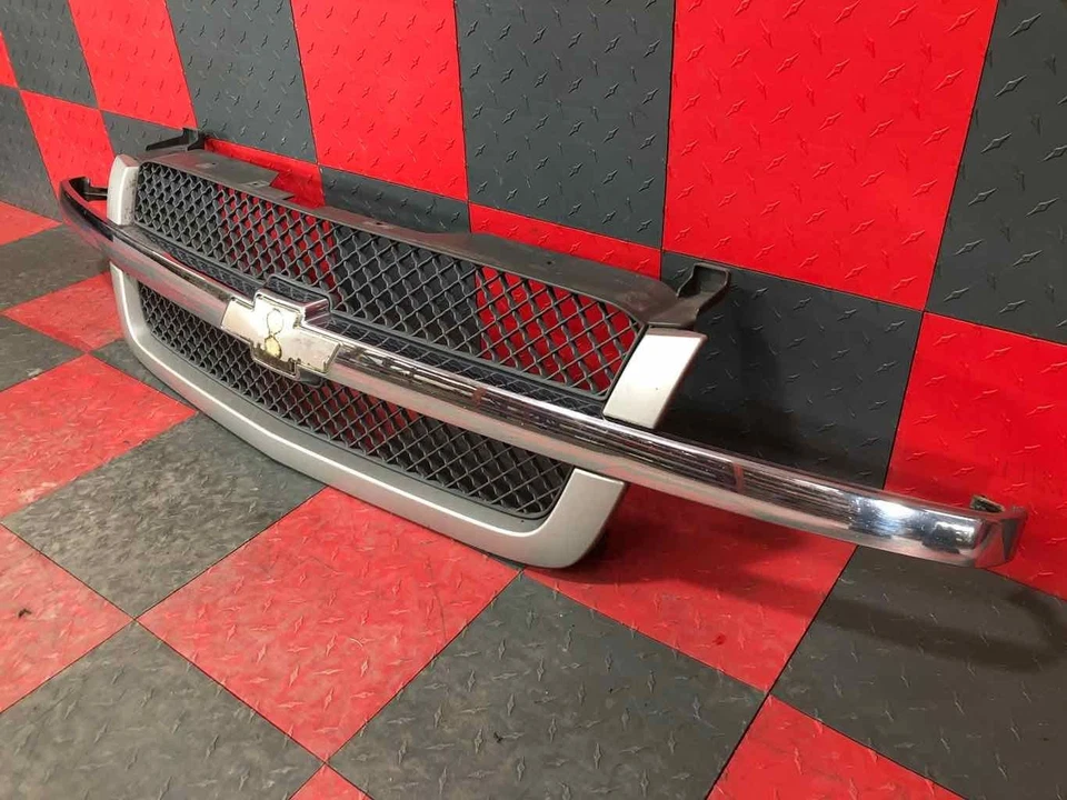 Передняя хромированная решетка в сборе для Chevrolet Silverado 2500 2003-2004 годов выпуска от оригинального производителя No15182295 - Изображение 3 из 4