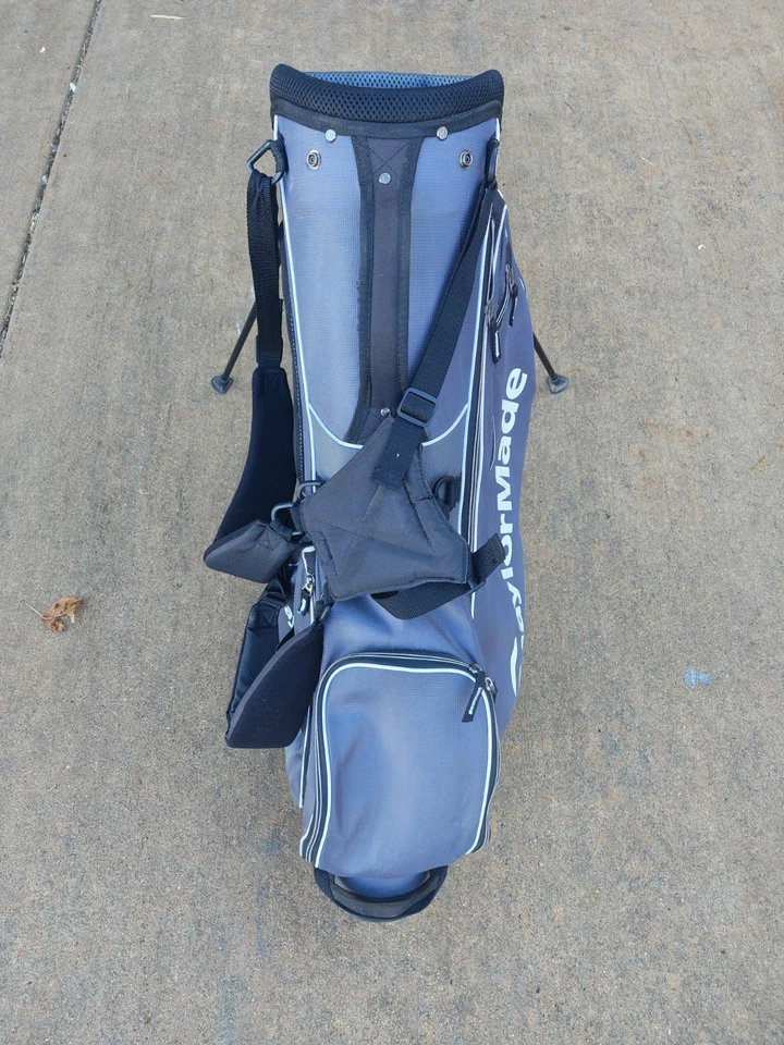 Легкая сумка-стойка для гольфа Taylormade с двойным ремнем и 4 разделителями серая с дождевиком - Изображение 4 из 4