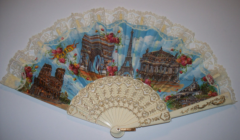 VINTAGE PARIS FRANCE EIFFEL TOWER NOTRE DAME ARC DE TRIOMPHE SOUVENIR SILK? FAN