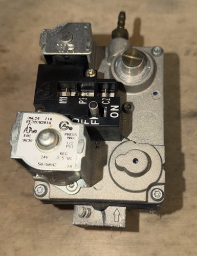Carrier EF32CW201A Gas Valve 36E24-210 USED **TESTED**
