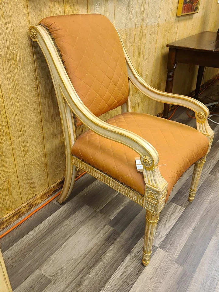 Sillón con brazo dorado estilo Luis XVI con asiento tapizado coral Foto 2 de 4