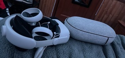 Oculus Quest 2 W/ Carrying Case and New Kiwi Strap. Also comes with stock strap!