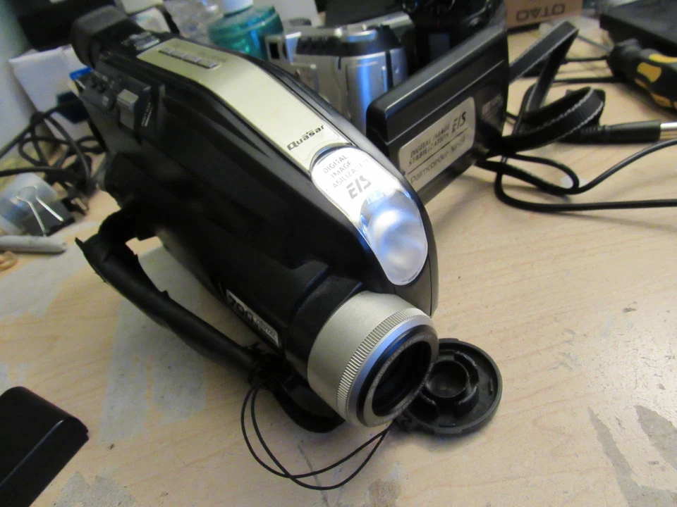 Quasar VM-L153 Palmcorder VHSC 700x Digital Zoom Camcorder AC Direct Power - Image 4 of 4