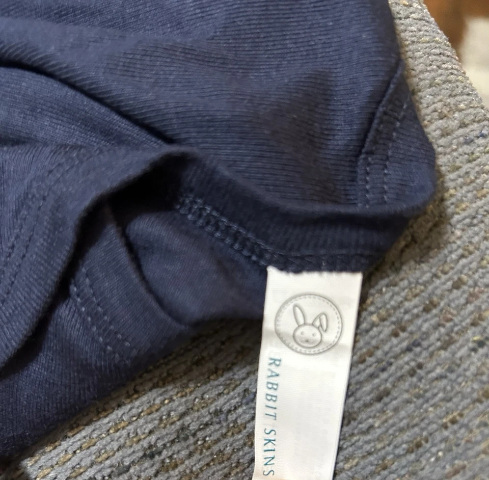 Body de una pieza azul marino 6 Mos “Bear Down Drink Up” Foto 3 de 3