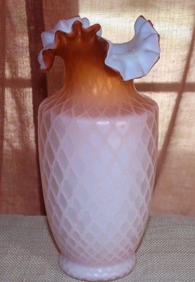 Thomas Web MT WASHINGTON  Ruffle Top Vase Peach Satin Blow Quilted