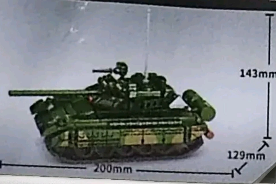 Kit di Montaggio 592 Pezzi Carro Armato Heavy Tank T-80U  veicolo da Guerra  - Immagine 2 di 4