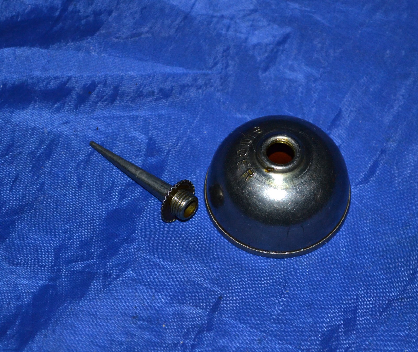 OIL CAN VINTAGE FOR OILING SINGER SEWING MACHINES THREADED LID ORIGINAL