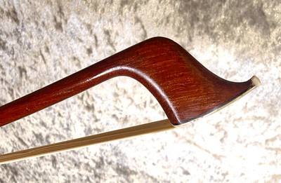 Schöner antiker Pernambuco Geigenbogen TOURTE 73cm 55,4gr Schwanenkopf