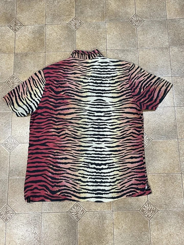 Camisa Neff Tiger Rayas Multicolor Manga Corta Abotonada Para Hombre Talla Mediana” Foto 4 de 4