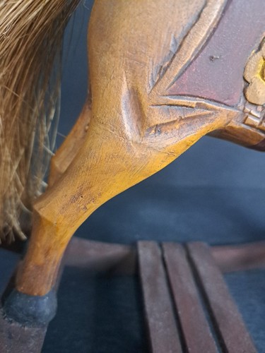 Caballo mecedor de madera tallada pintado arte popular granja decoración 11" alto 15" largo - Imagen 6 de 8