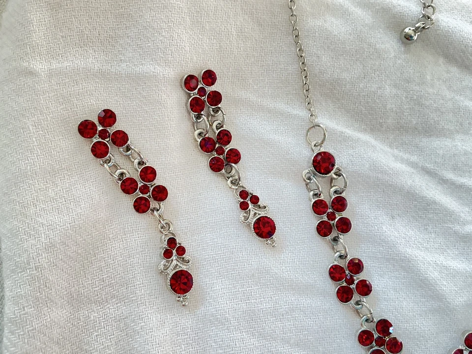 Parure collier et boucles d'oreille métal argenté et pierres couleur bordeaux - Photo 4/4