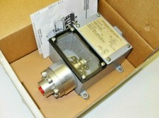   NEW IN BOX  MERCOID DWYER 1004W-A1-D PRESSURE SWITCH 3000 PSIG