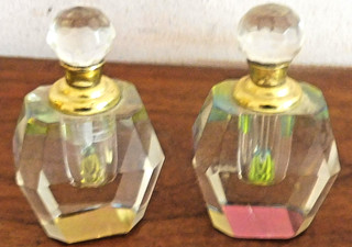 DOS BOTELLAS DE PERFUME/PERFUME DE VIDRIO CORTADO VINTAGE CON TOPS de orbe de vidrio cortado