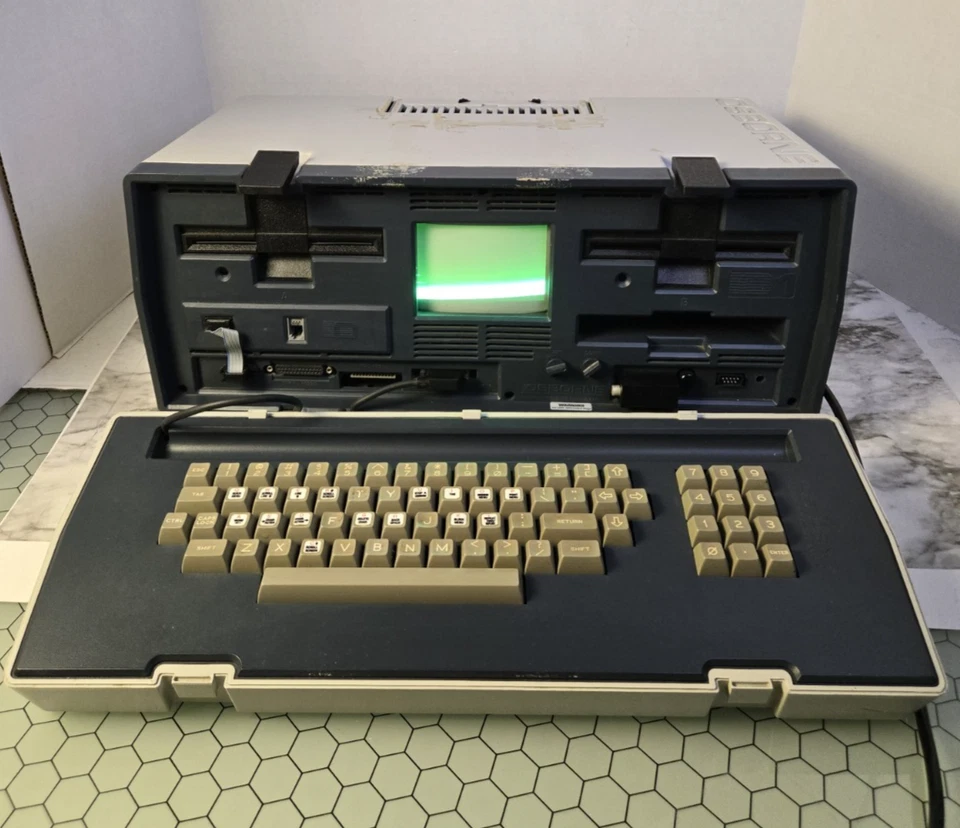 Vintage Osborne OCC 1 tragbare Aktentasche Computer - Teile & Reparatur - eingeschaltet