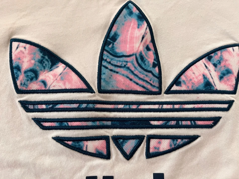 Camiseta corta Adidas para niñas talla XL, blanca Foto 4 de 4