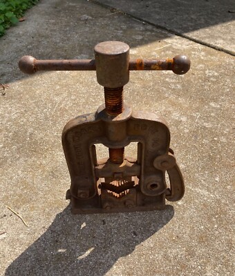 Vintage Erie Tool Works PA Plumber Pipe Vice Table Mount Clamp No. 1B - RARE