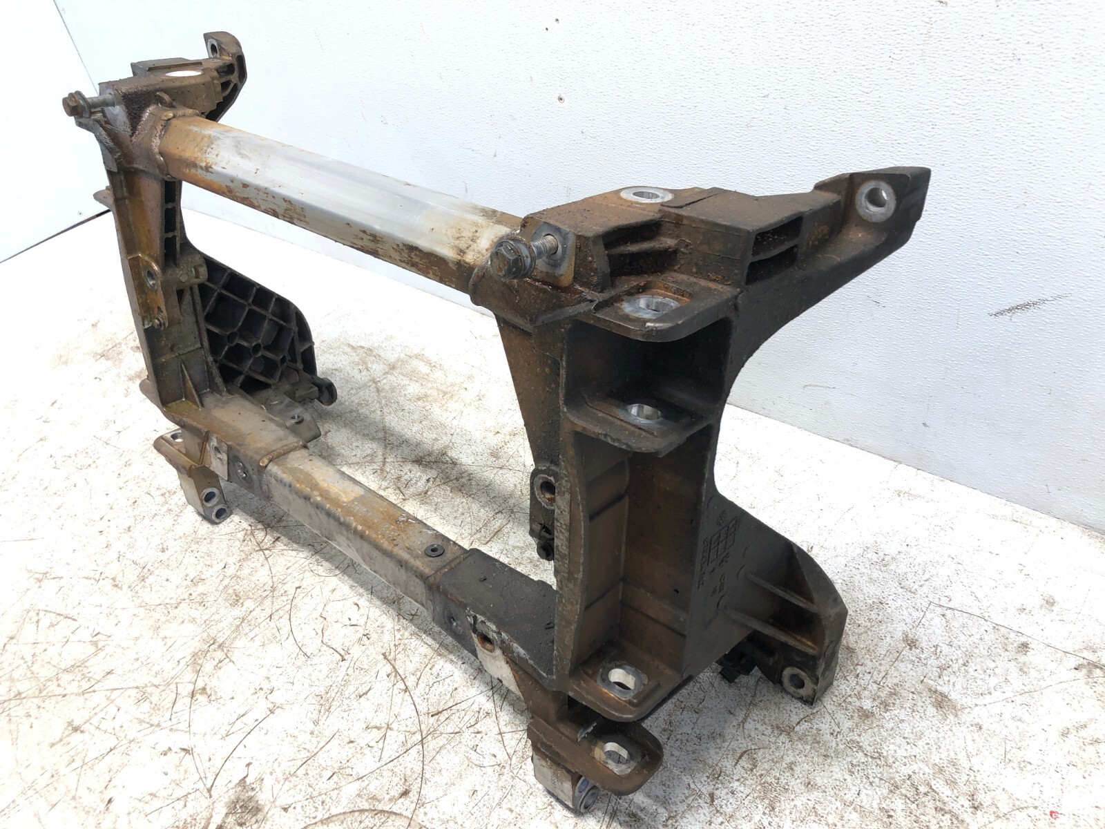2017-2020 MASERATI LEVANTE FRONT ENGINE TRANSMISSION MOUNT CROSSMEMBER BRACE OEM