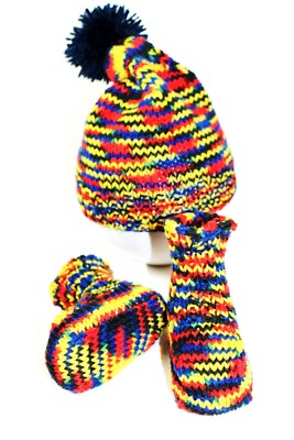 Bonnet et chaussons, un ensemble tricoté en acrylique chiné pour bébé