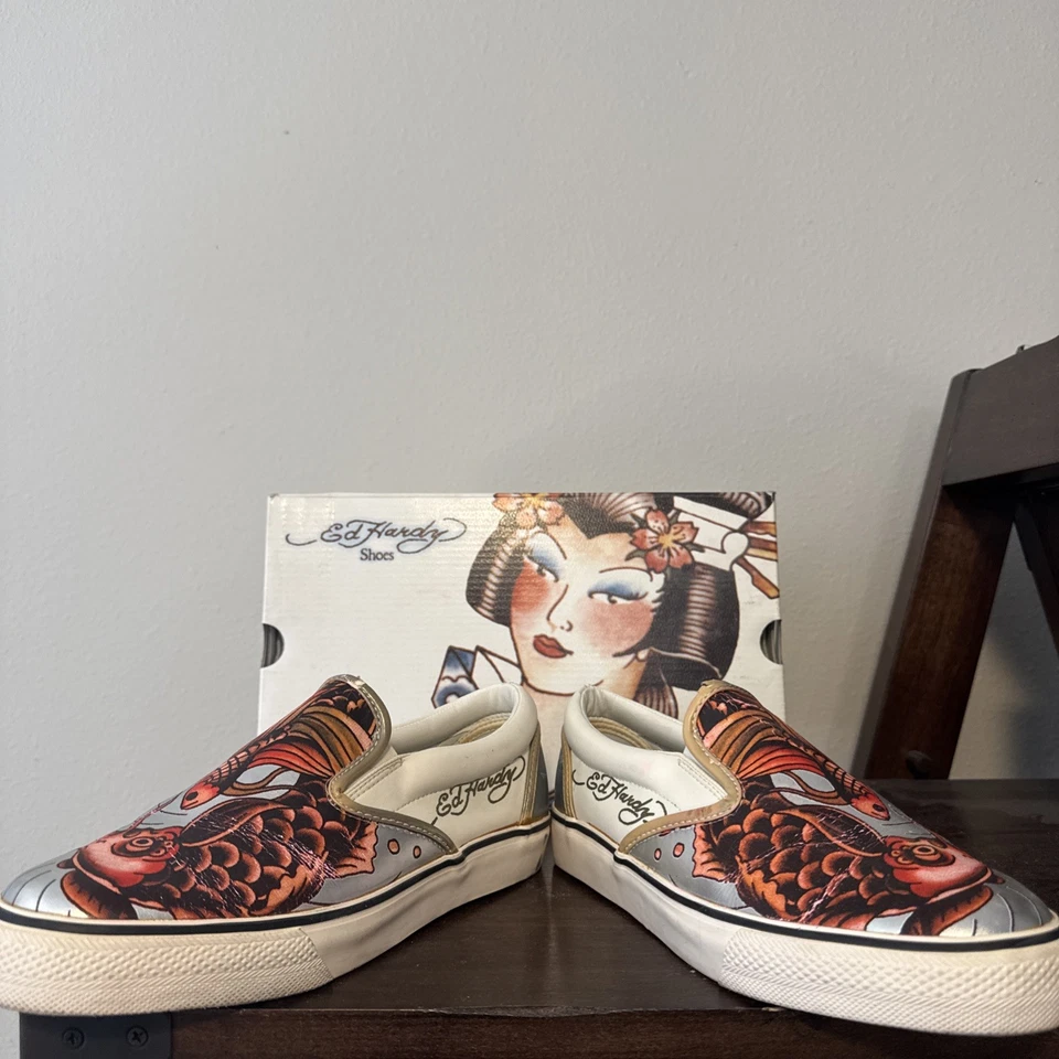 Zapatos sin cordones para mujer Don Ed Hardy Designs plateados Koi Fish talla 8 (EE. UU.) vintage Y2K Foto 3 de 4