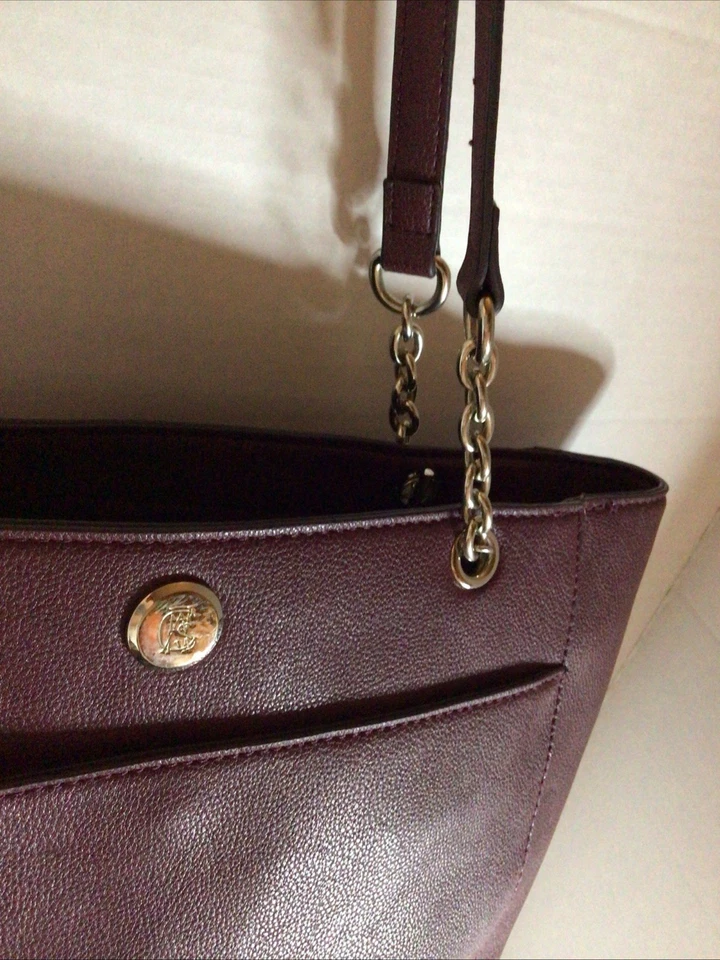 Bolso de Mano Chaps Para Mujer Borgoña Bolso Cadena Acento Grande 16" x 10" x 4" Foto 4 de 4