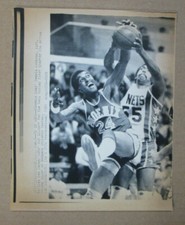 VINTAGE AP PRESS PHOTO 1/9/81 PHOENIX SUNS DENNIS JOHNSON BATTLES FOR THE BALL