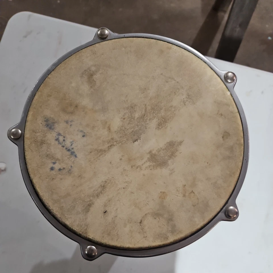 Tambor de colección Doumbek metal níquel Darbuka grabado a mano 13 pulgadas de alto Foto 4 de 4