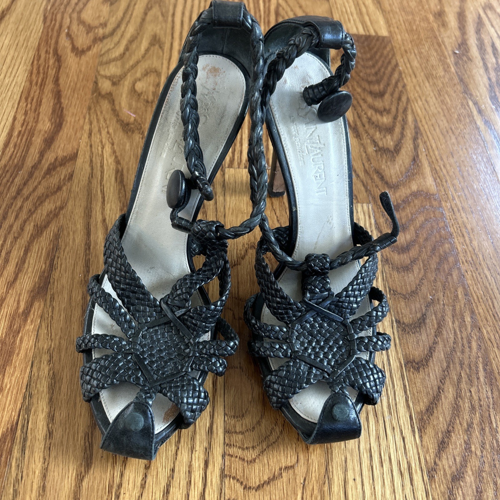 Sandali con tacco Yves Saint Laurent YSL neri con cinturino (pelle intrecciata) 38