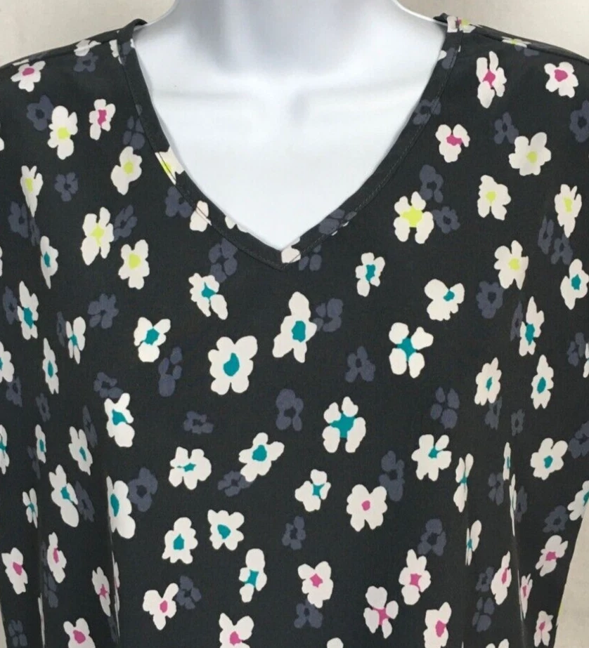 Scrub Star Womens Scrub Top Size S Gray w White Flowers Pockets Short Sleeves - Image 2 of 4