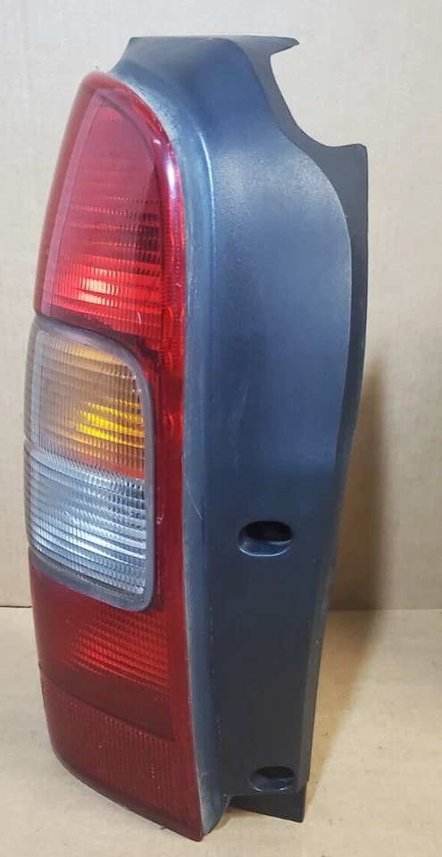 97- 04 Oldsmobile Silhouette 97-05 Venture 99-05 Montana Driver Side Tail Light Foto 2 de 4