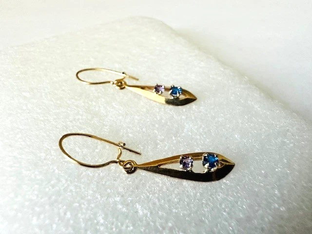 Pendientes colgantes Estate de oro amarillo de 14 quilates con topacio azul y amatista púrpura Foto 4 de 4