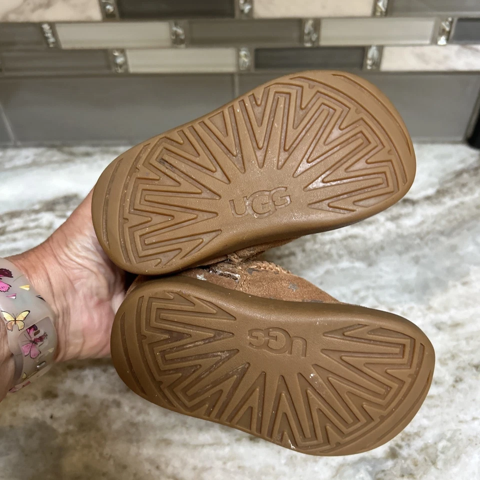 Botines UGG Clásicos Cortos II Estrellas Bebé Talla 4/5 Niño Pequeño Piel de oveja/Suela de Goma Foto 4 de 4