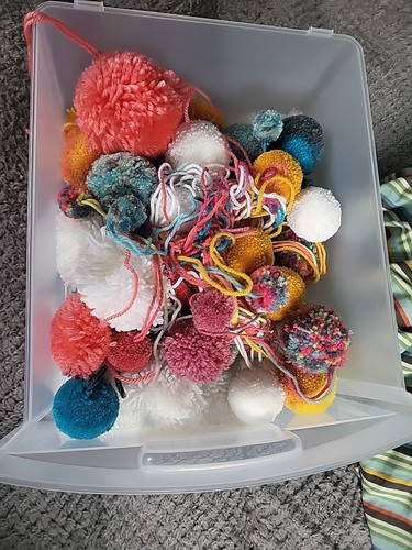 Pompones de hilo hechos a mano diferentes tamaños y colores - Imagen 3 de 4