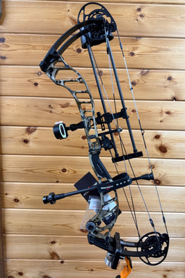 New Bowtech Ascend RH 70lb Bottomland W/ DLX Deluxe Upgraded Hunting Package