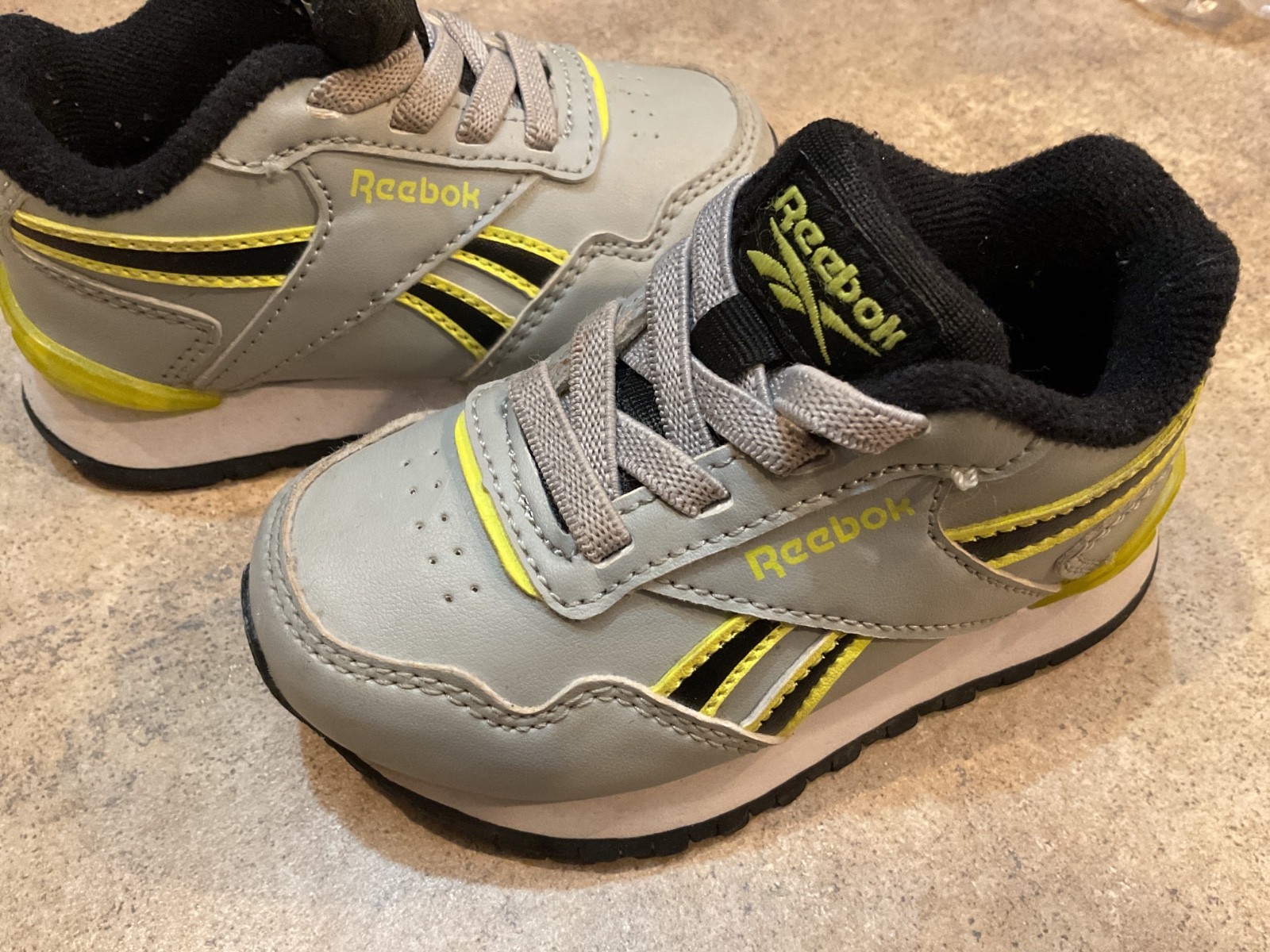 Reebok Toddler Shoes Light Up Neon Yellow and Grey Size 5 K thumbnail 4