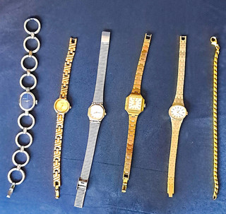 Konvolut Armbanduhren 5 Stück 1 Armband versch. Designs für Sammler Bastler
