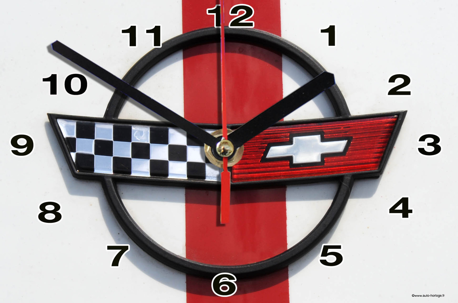 Horloge de garage Chevrolet sur tôle blanche pendule murale vintage américaine 30cm