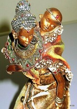 SCULTURA DONNA DI COLORE CON BAMBINO E BROCCA. 