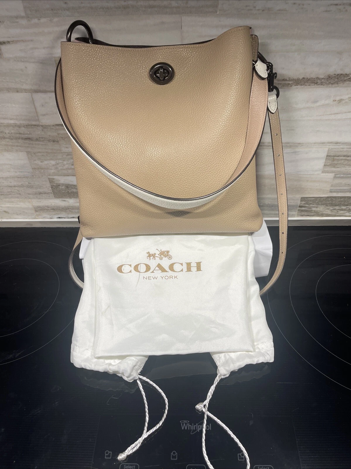 Borsa Coach in pelle colore blocco Charlie usata delicatamente non fumatori rosa beige