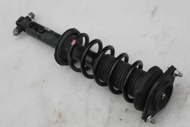 Subaru Legacy Outback 2017 muelle de puntal trasero Foto 2 de 4