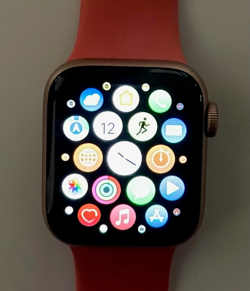 Apple Watch SE 40mm Gold Aluminum GPS, Model: MYDY2LL/A. Still under warranty. - Image 2 of 4