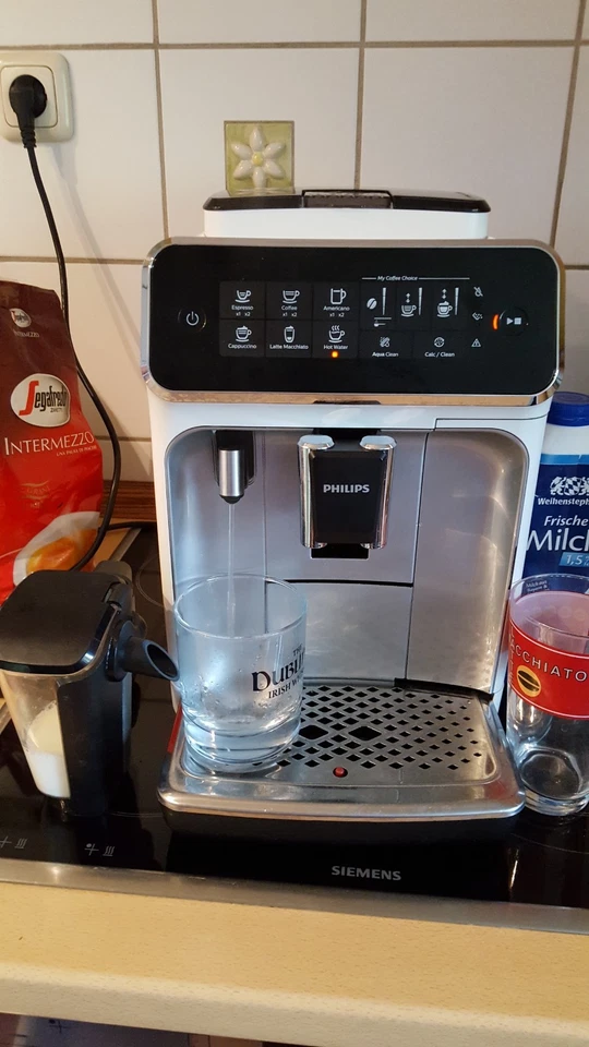 Philips EP3243 weiß LatteGo KVA gut neu gewartet 5 Kaffeespezialitäten One Touch - Bild 4 von 4